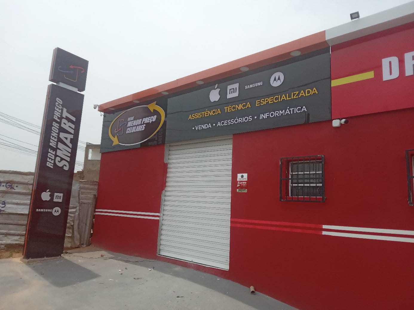 Fachada + Totem - Rede Menor Preço Smart