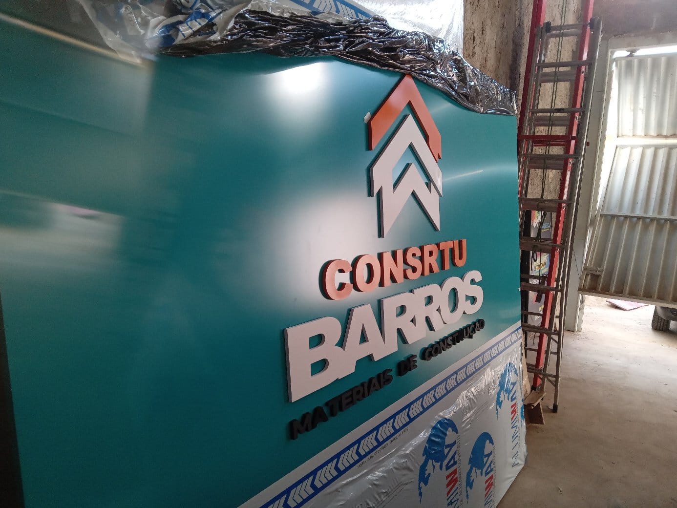 Painel com Letra 3D - Consrtu Barros